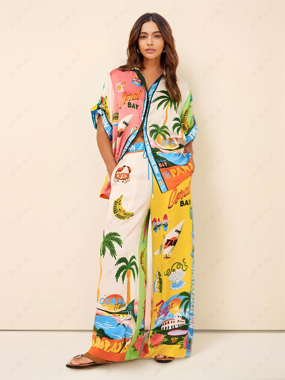 Relaxed satin shirt with tropical multicolor print, open collar and short sleeves