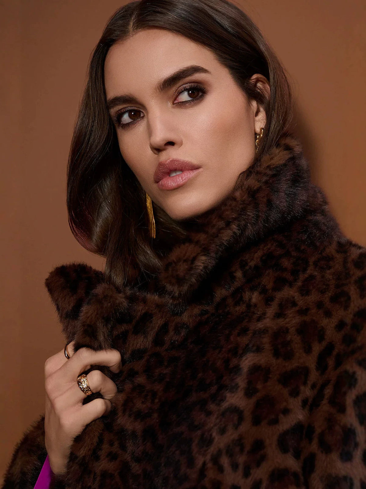 Leopard faux fur coat collar detail with double-breasted placket and textured pattern.
