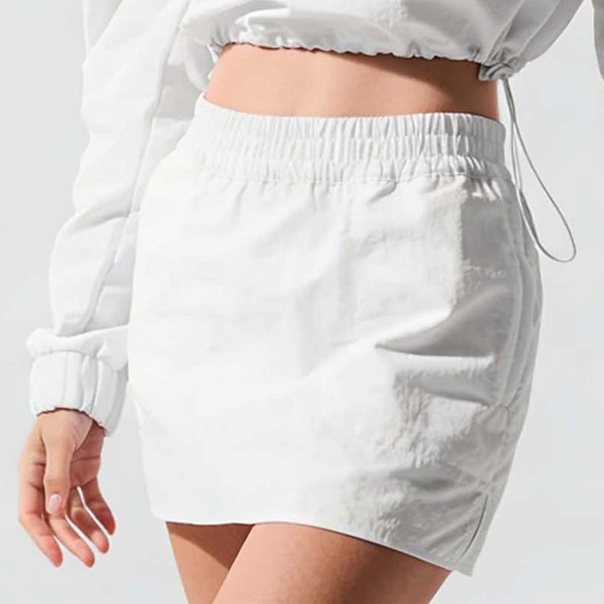 White pull-on mini skirt with elastic waistband and side pockets