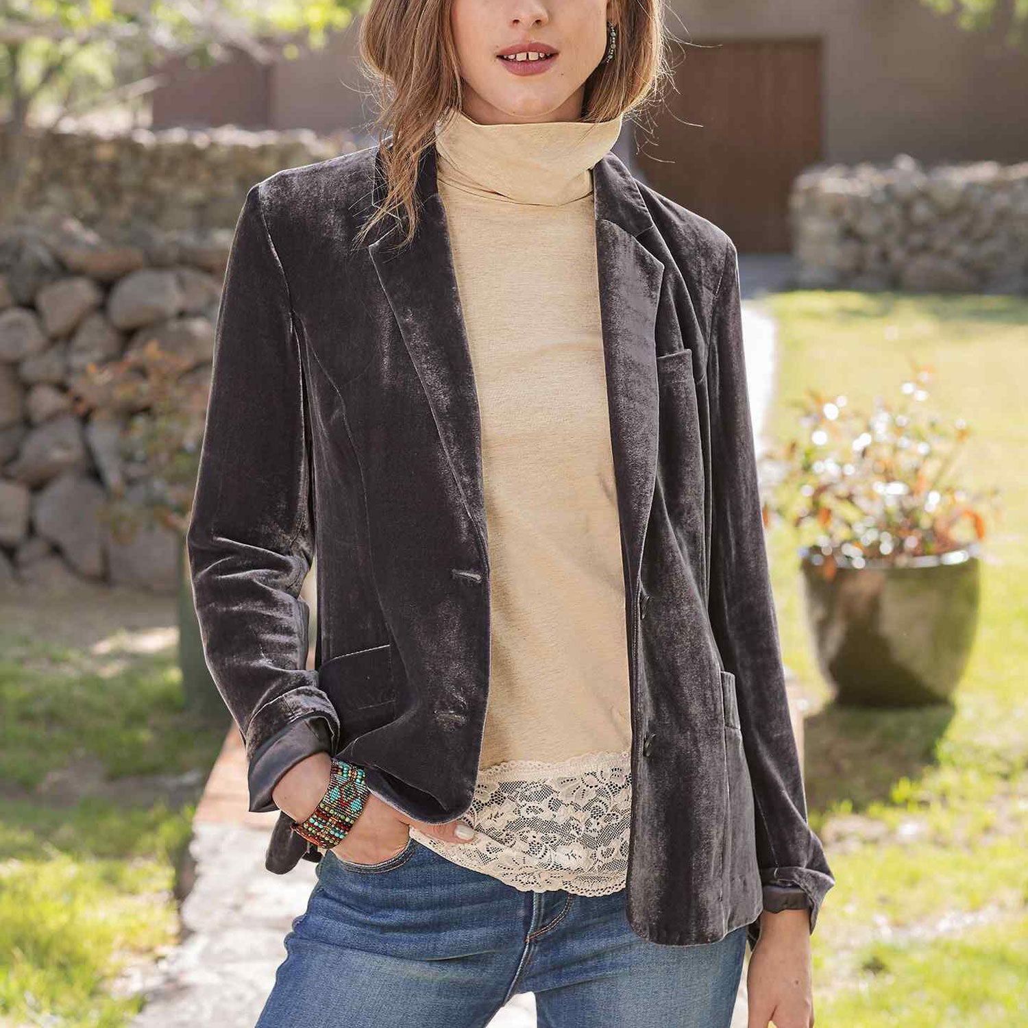 Velvet Blazer for Women — Tailored Notch Lapel Style for Evening and Office
