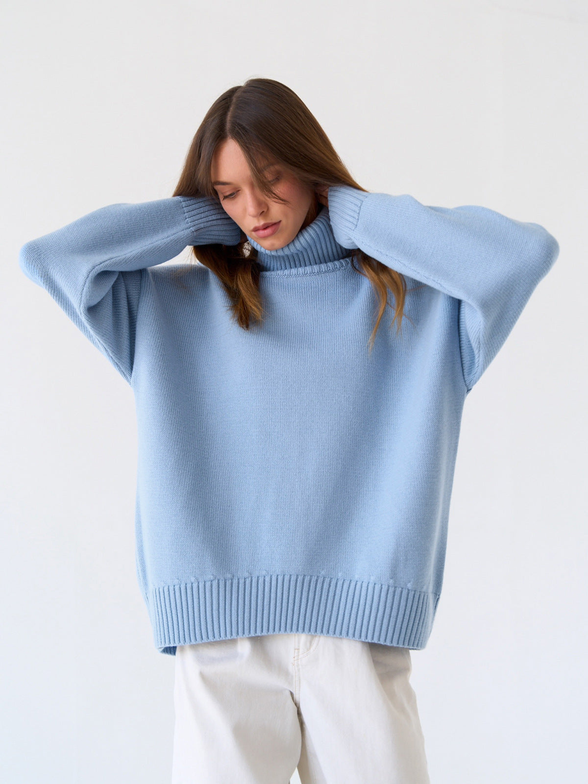 Loose-fit turtleneck pullover sweater in light blue, long sleeves and ribbed cuffs