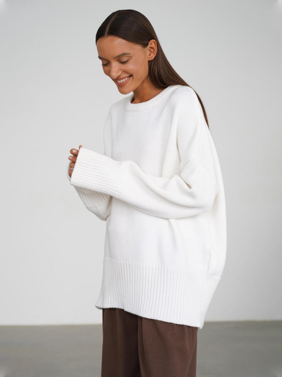 White round-neck knit sweater with long sleeves and ribbed hem
