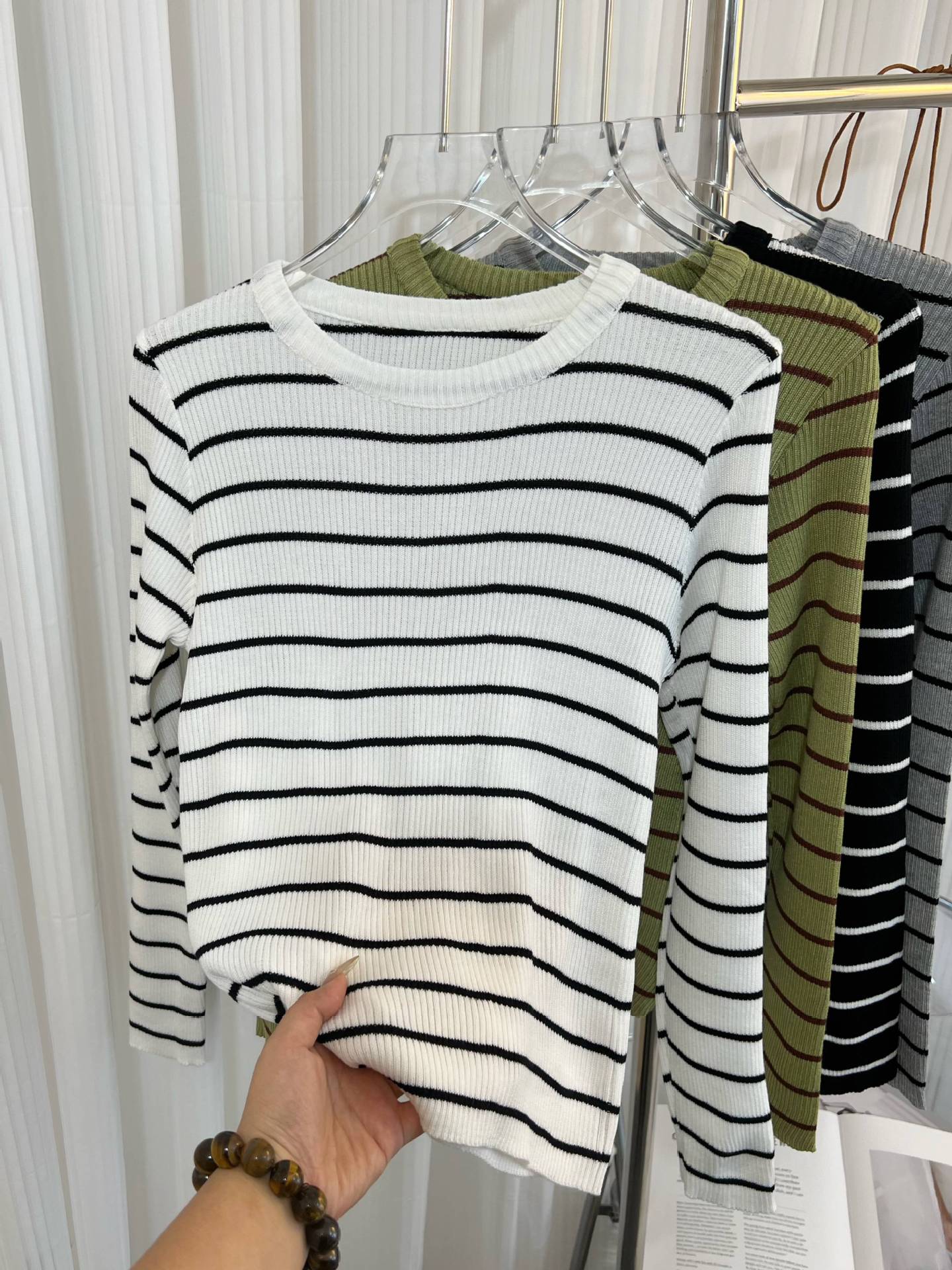 Women’s striped long-sleeve crewneck top, white with black horizontal stripes