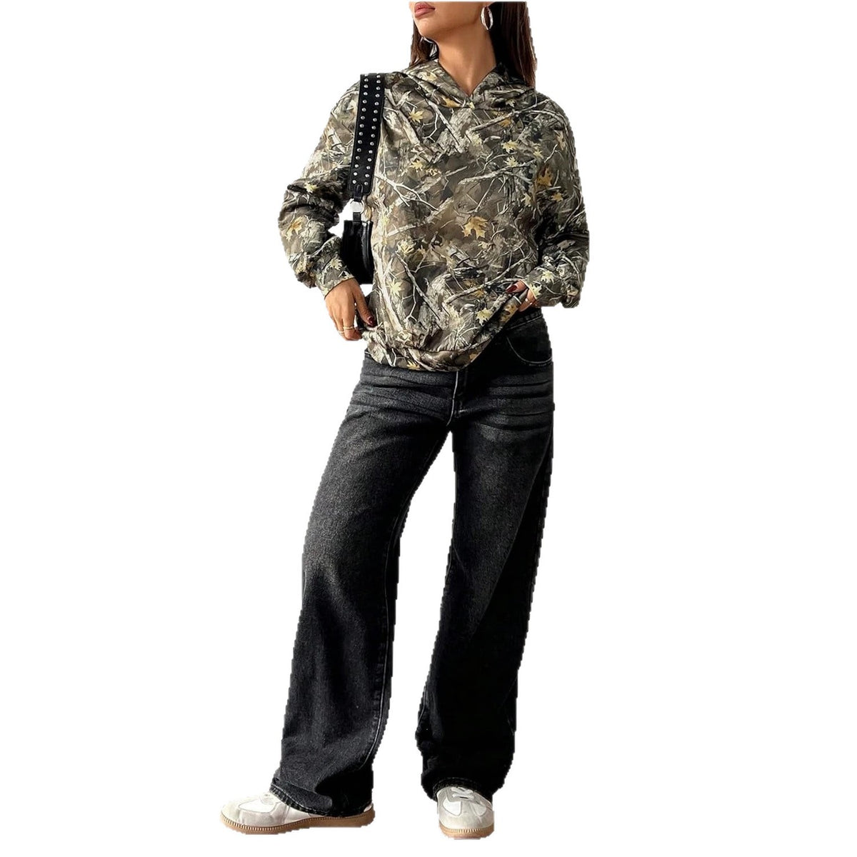 Women’s camouflage hoodie with hood and long sleeves, worn with dark jeans and sneakers