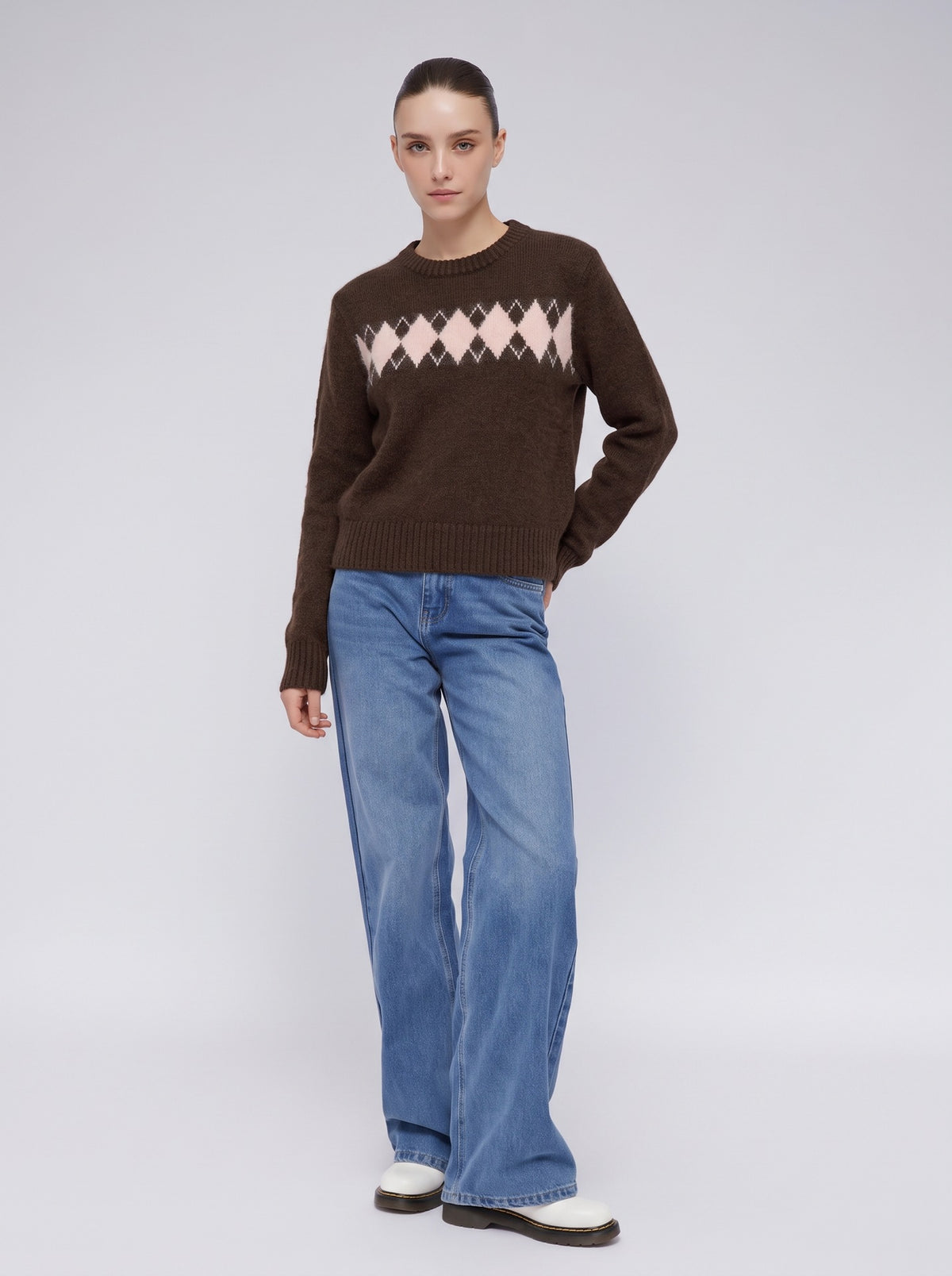 Women’s brown crew neck argyle diamond knit sweater with long sleeves