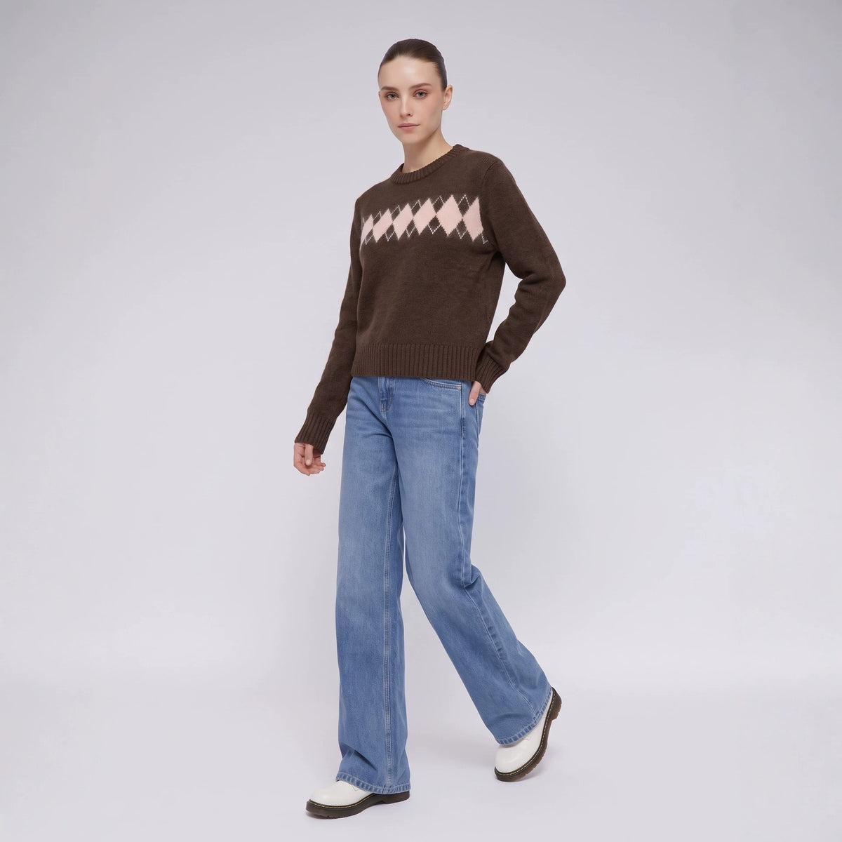 Women’s brown diamond-pattern crew neck sweater, long sleeves and ribbed hem