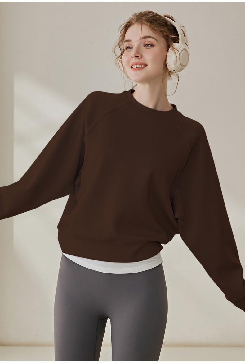 Dark brown round-neck long-sleeve sweatshirt with loose fit and ribbed hem
