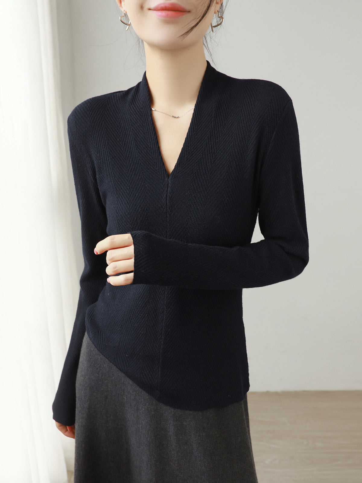 Women’s V-neck ripple knit wool sweater, long sleeves, slim fit, dark navy