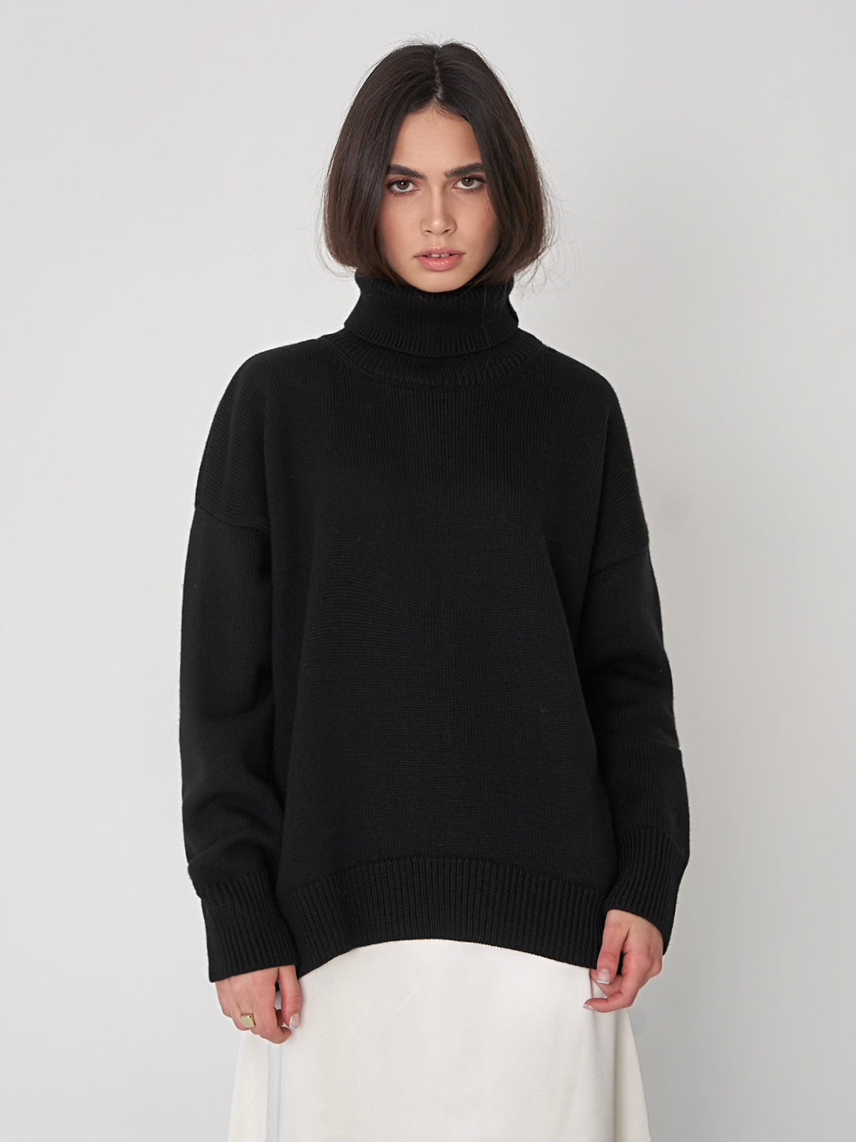 Loose-fit turtleneck pullover sweater in black, long sleeves with ribbed knit hem