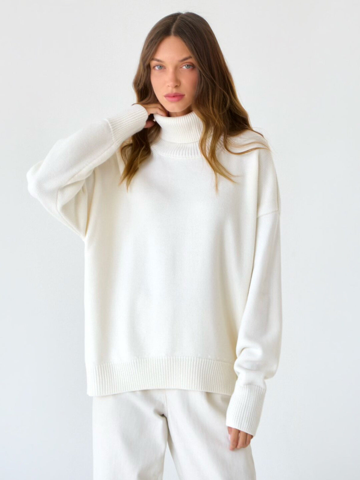 Loose-fit turtleneck pullover sweater in white, long sleeves with ribbed cuffs