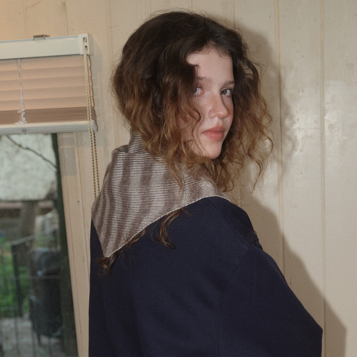 Triangle knit scarf with wavy stripes in dark navy and light gray