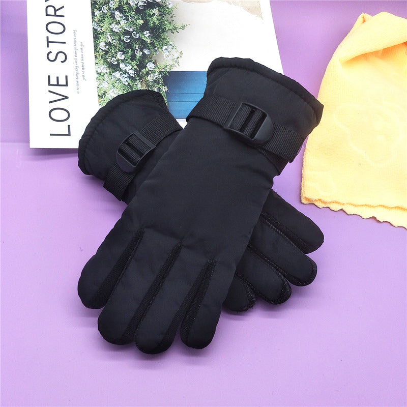 Thick winter ski gloves in black with padded palm and adjustable wrist straps