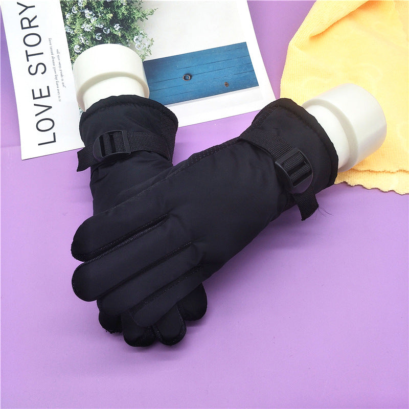 Thick winter ski gloves in black with long cuff and adjustable wrist strap