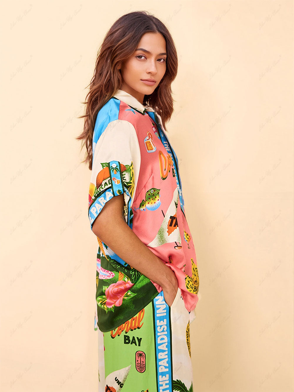 Satin tropical print shirt with short sleeves and open collar, side view