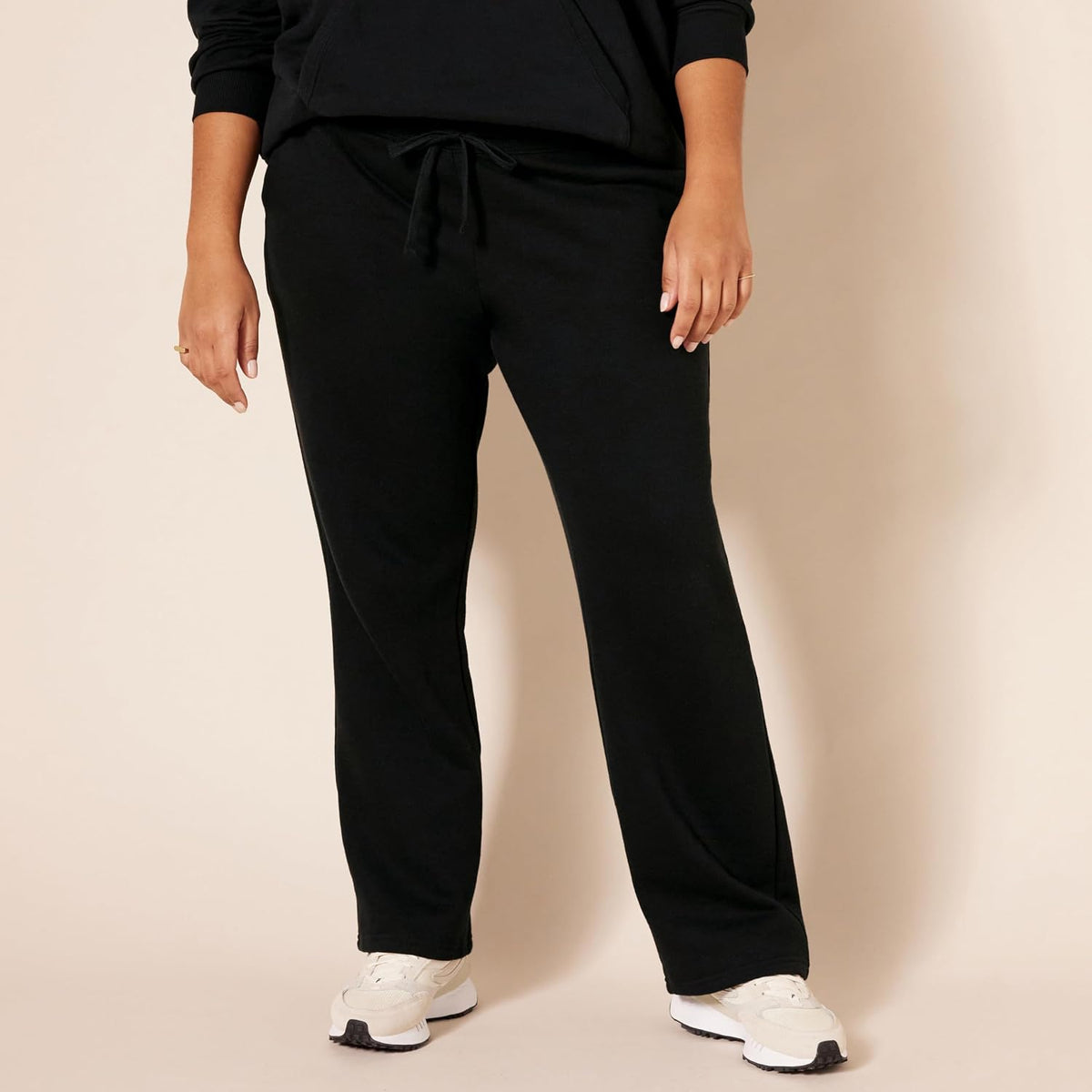 Women’s black fleece straight-leg sweatpants with drawstring waist and tapered hem.