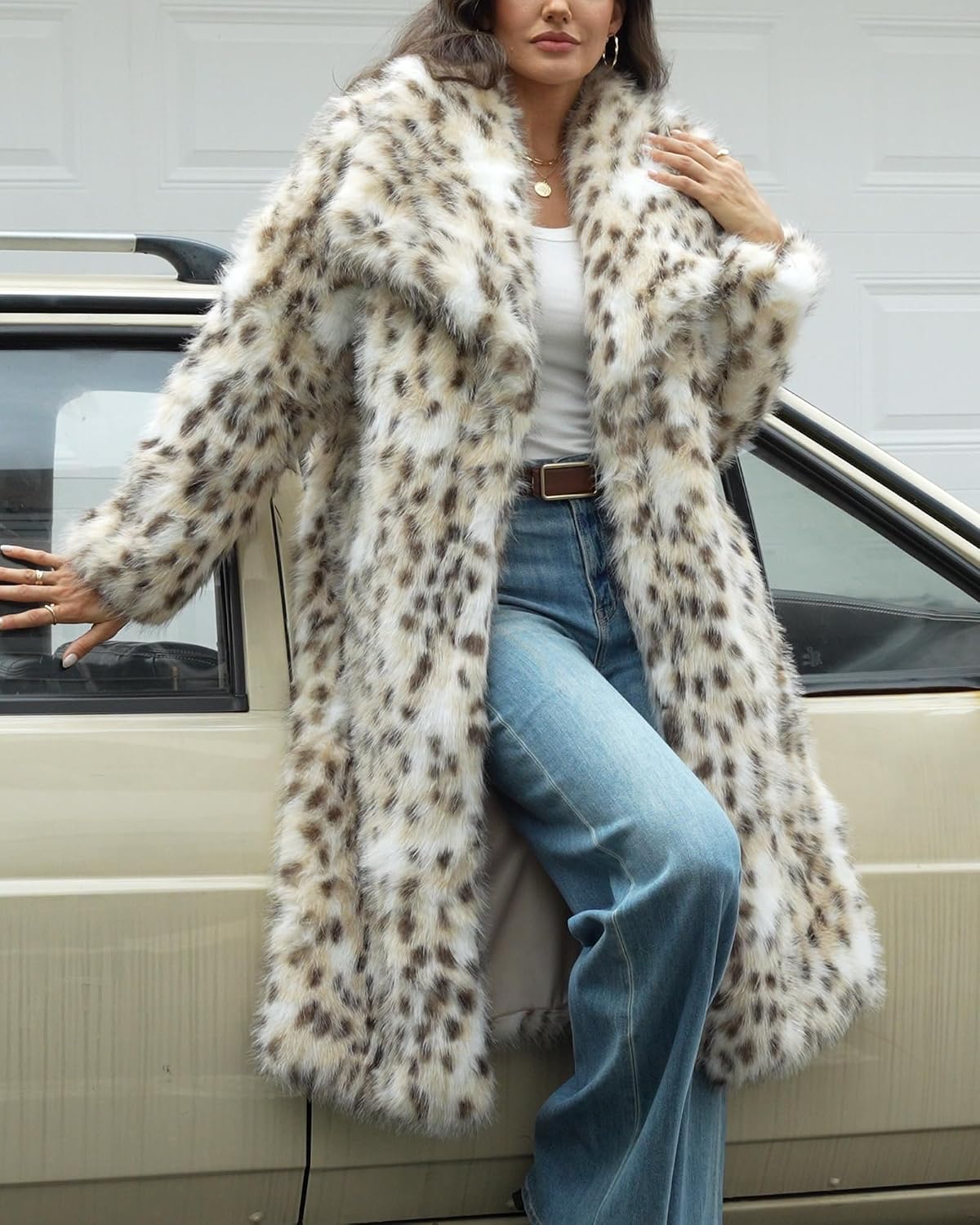 Spotted faux fur coat with long sleeves, wide collar and below-knee length