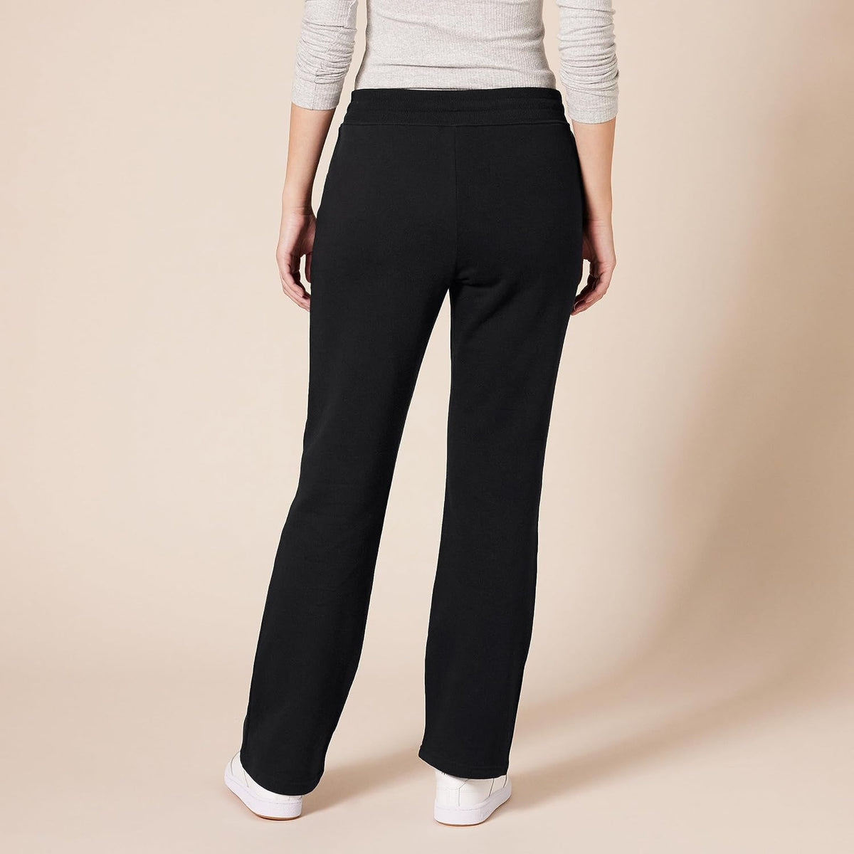 Women’s black fleece straight-leg sweatpants with drawstring waist and side pockets.