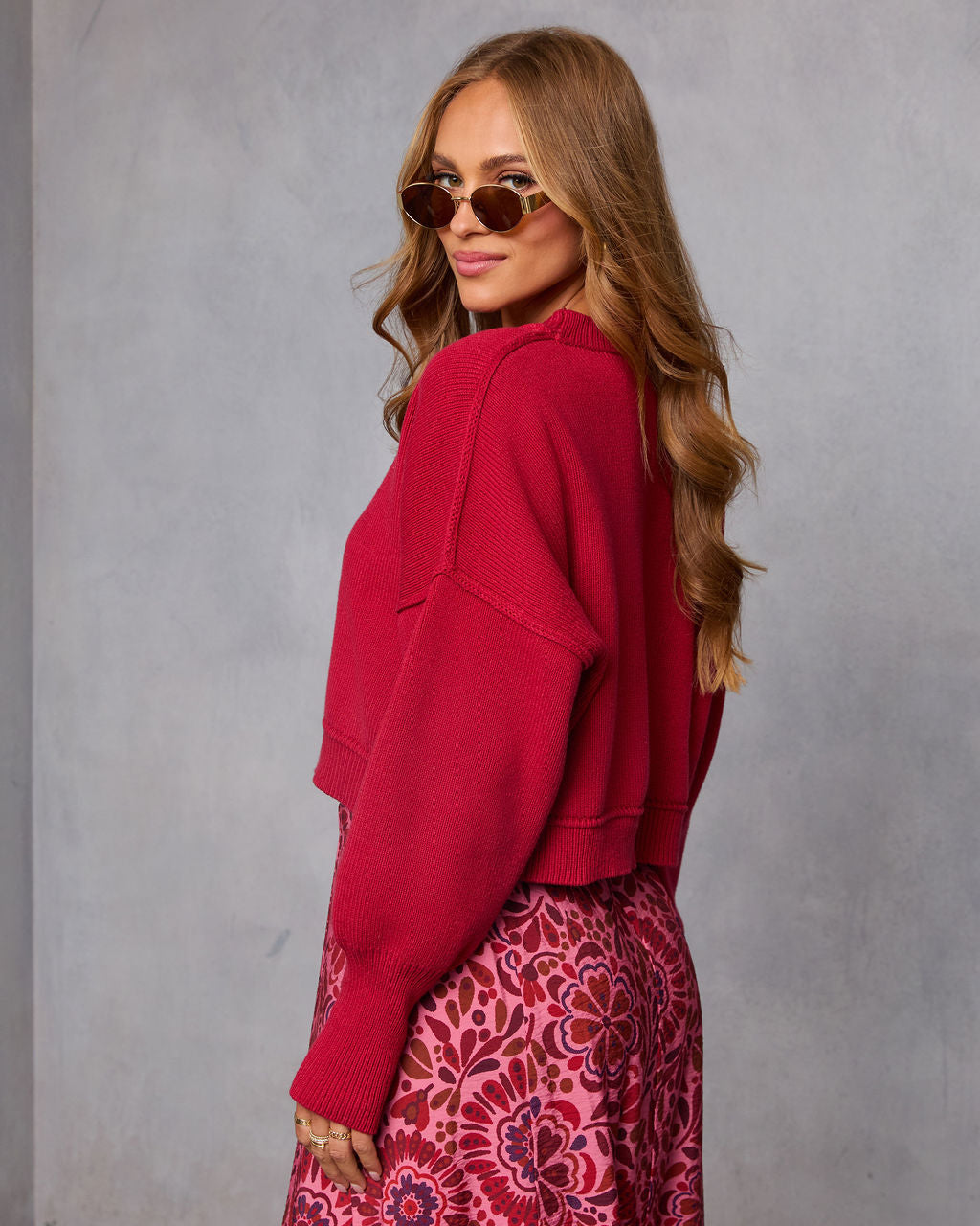 Cropped crewneck sweater in deep red knit with ribbed sleeves and hem