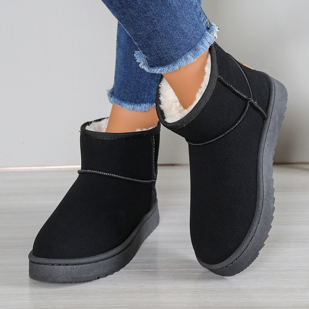 Fleece-lined snow boots in black suede with white faux-fur collar and chunky traction sole