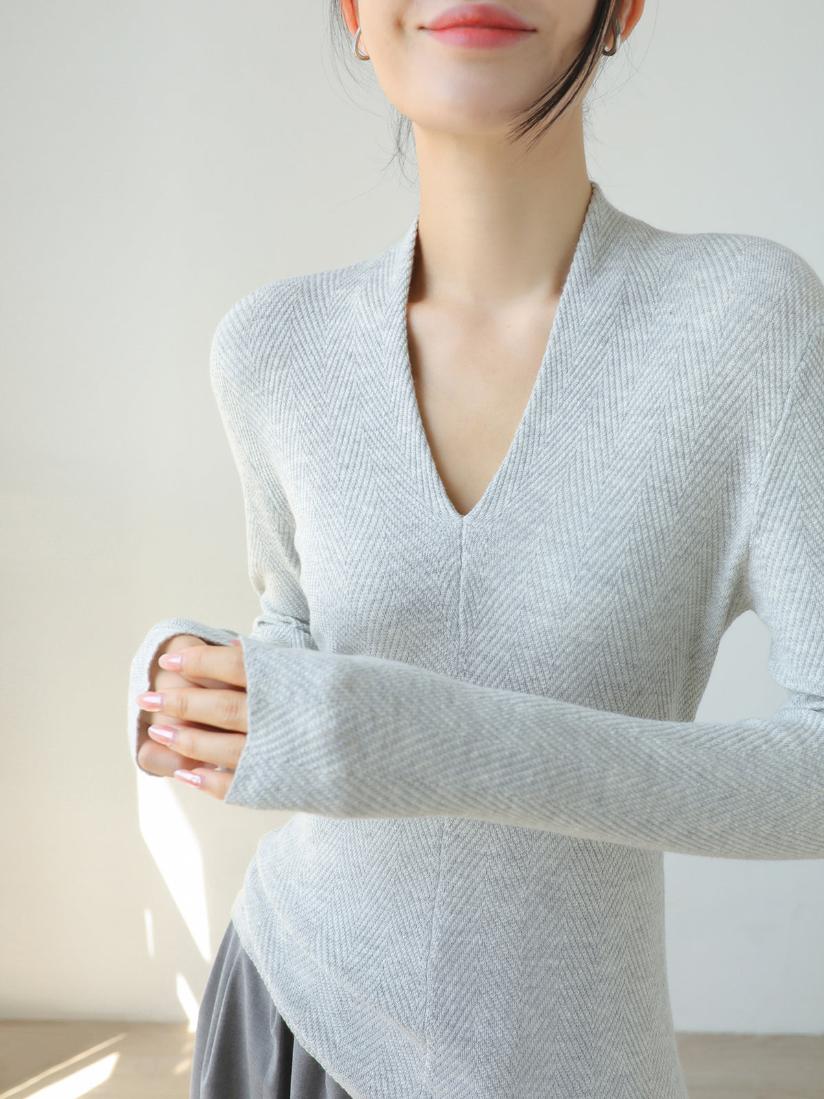 Women’s V-neck ripple knit wool sweater, long sleeves, slim fit, light gray