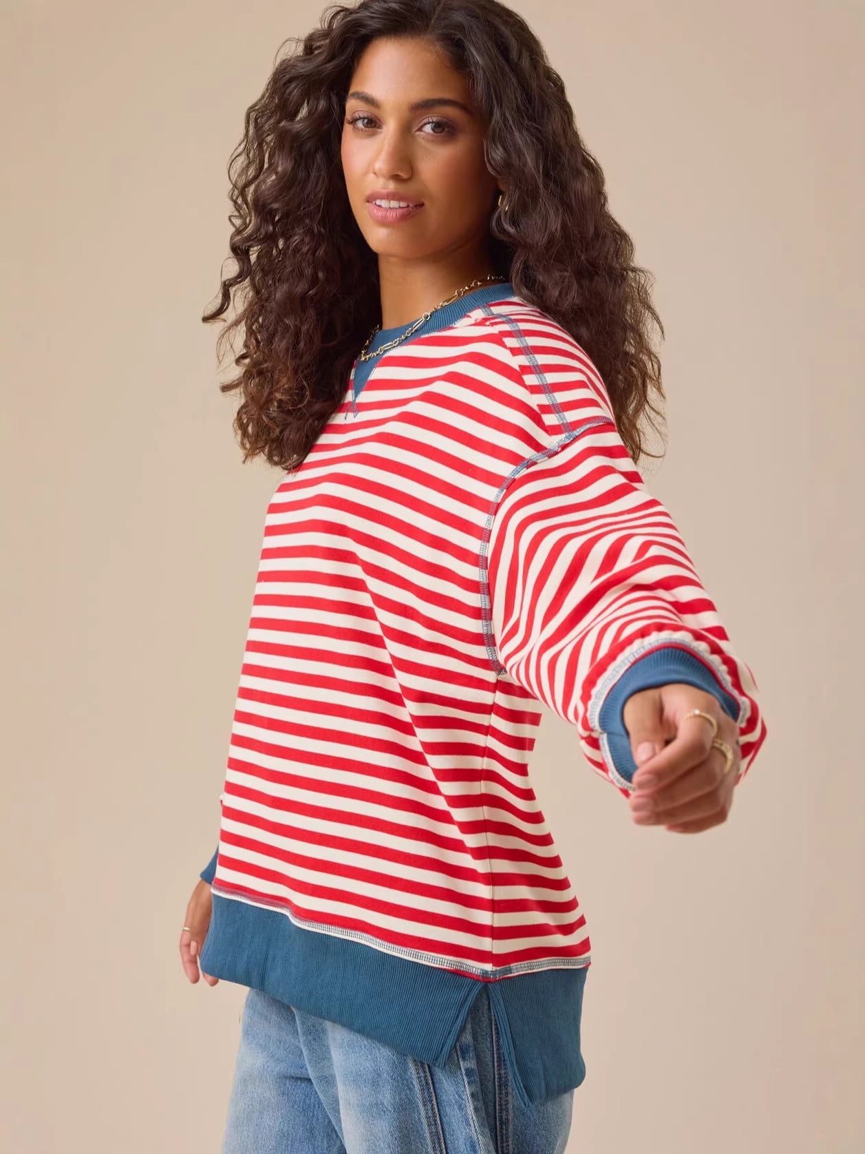 Red and white striped loose sweatshirt, round neck, blue cuff trim and hem band