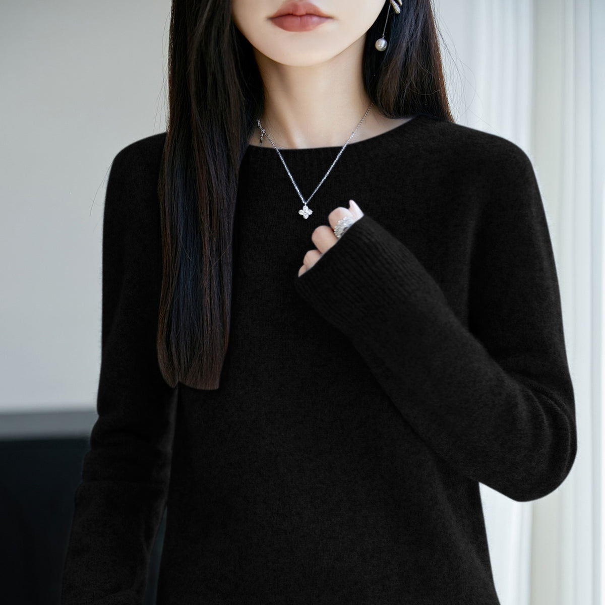 Women’s cashmere crew-neck pullover knit sweater, black