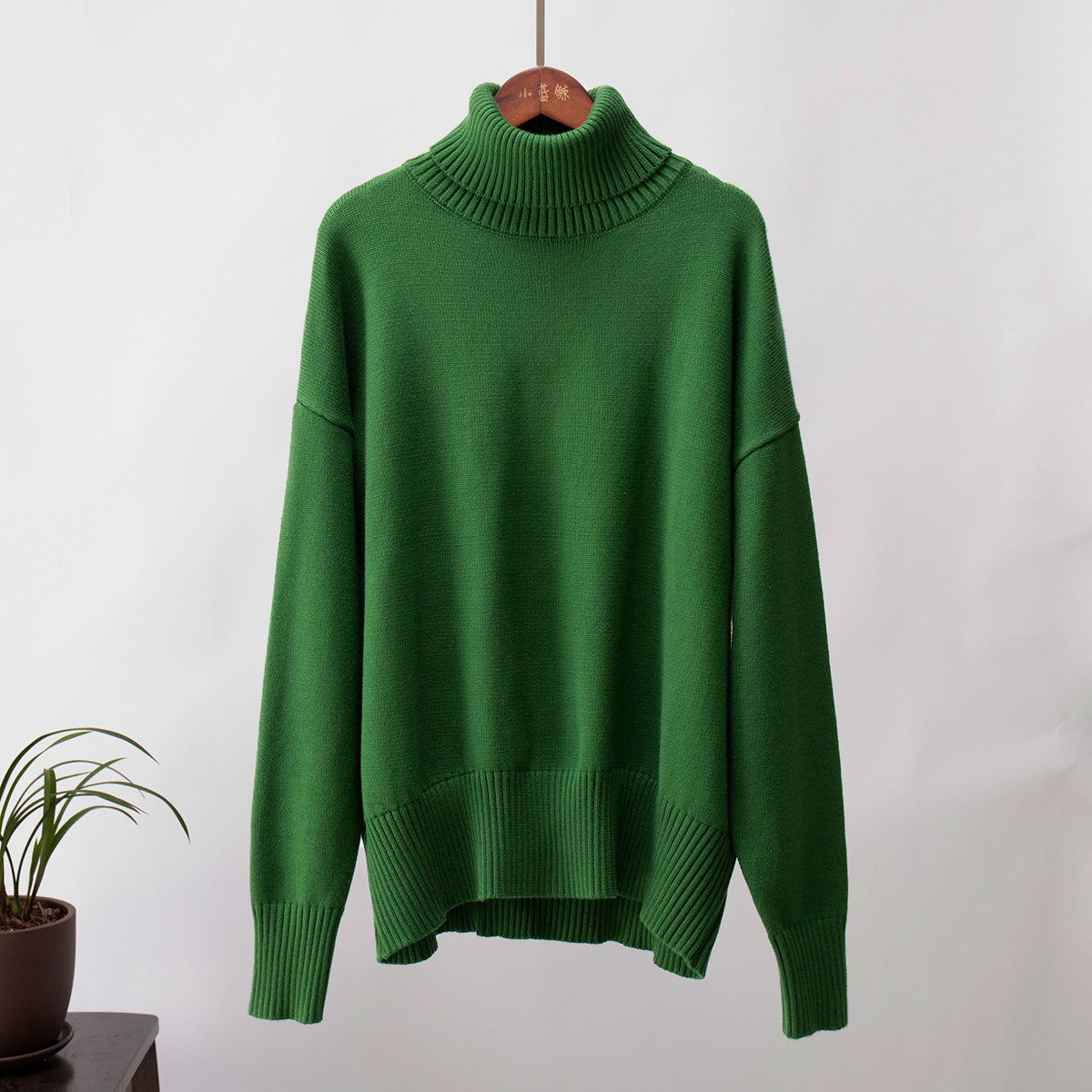Turtleneck pullover sweater in dark green, long sleeves and ribbed turtleneck collar