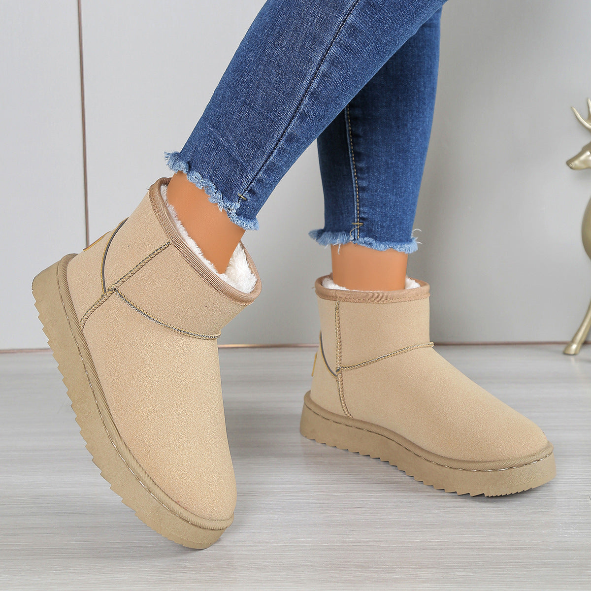 Fleece-lined snow boots in light beige suede with white faux-fur lining and chunky sole