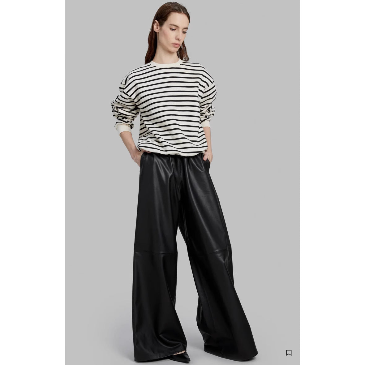 Loose black-and-white striped crew neck sweatshirt, long sleeves with ribbed cuffs