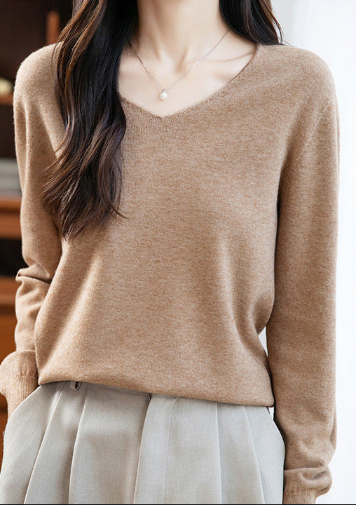 Women's V-neck cashmere sweater in camel, long sleeves, ribbed hem, brushed knit.