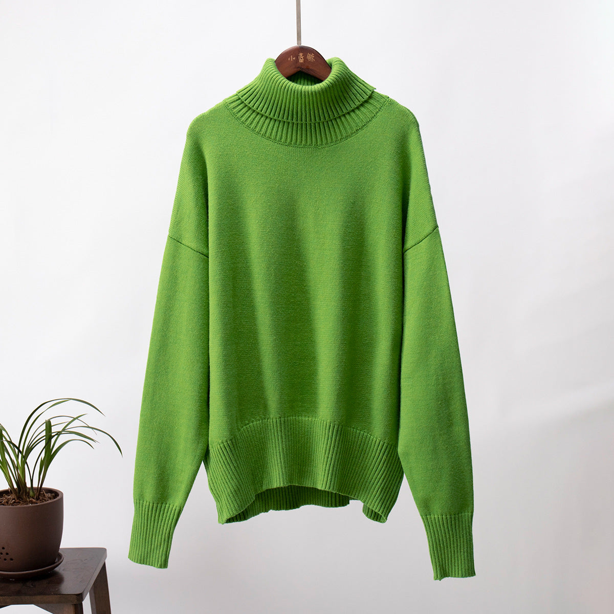 Turtleneck pullover sweater in green, long sleeves with ribbed hem and cuffs