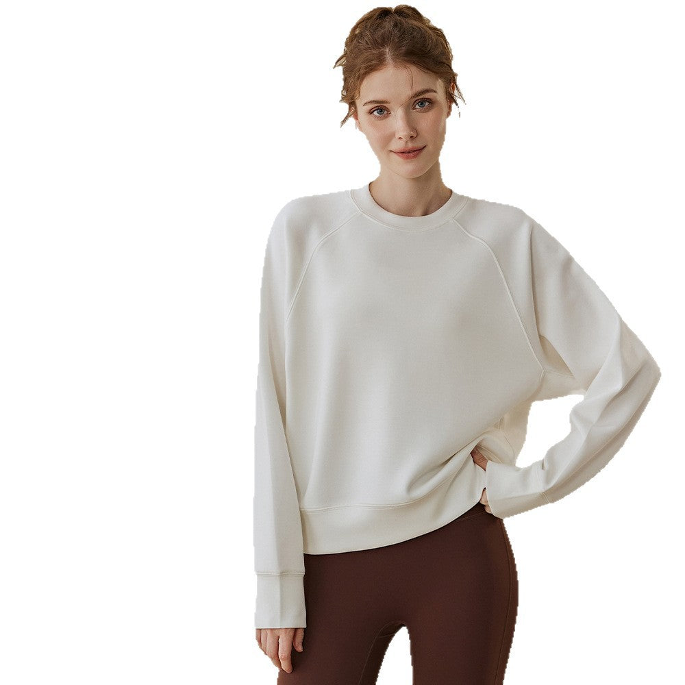 White round-neck long-sleeve sweatshirt with relaxed fit and ribbed cuffs