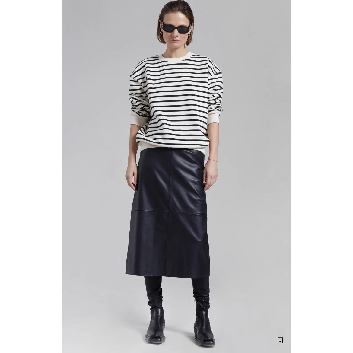 Relaxed black-and-white striped crew neck sweatshirt with ribbed cuffs and hem