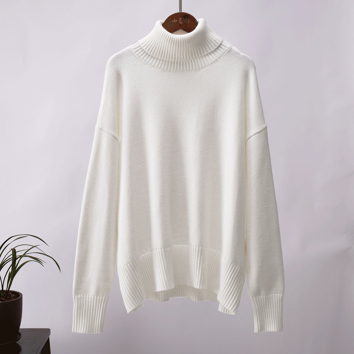 Turtleneck pullover sweater in white, long sleeves with ribbed cuffs and hem