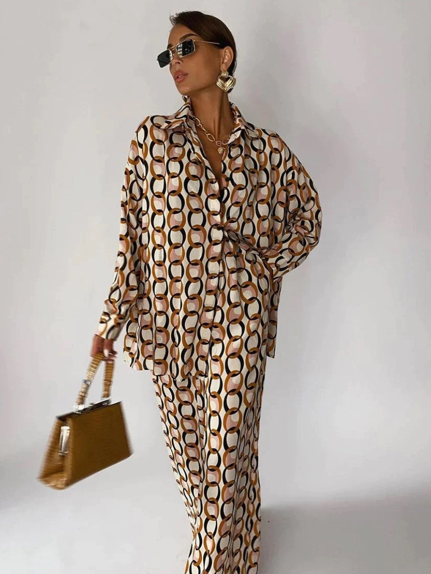 Women’s chain-link print loose long-sleeve shirt and straight-leg pants set, side view