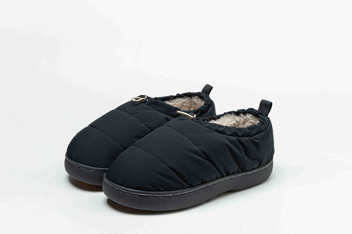 Men's dark navy cotton slippers with fleece lining, quilted upper and cinch strap