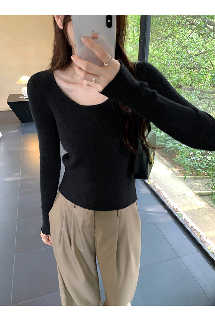 Women’s long-sleeve U-neck knit sweater in black, fitted knit silhouette