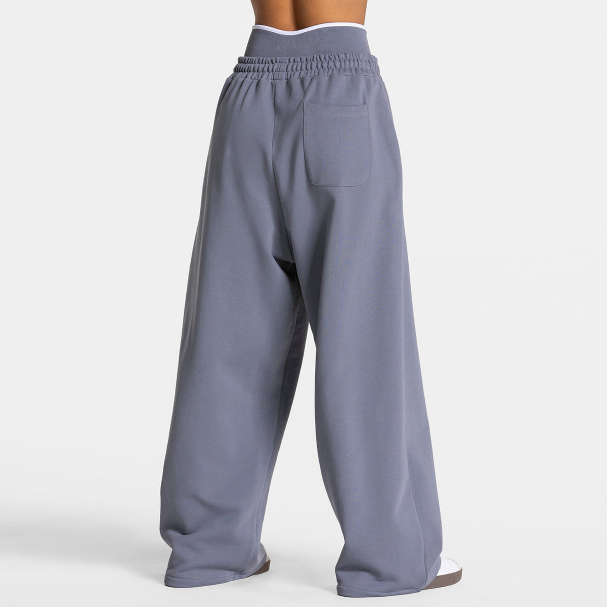Loose yoga pants in light gray-blue with elastic waistband and side stripe.