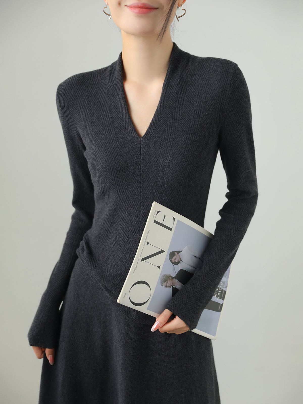 Women’s V-neck ripple knit wool sweater, long sleeves, slim fit, black
