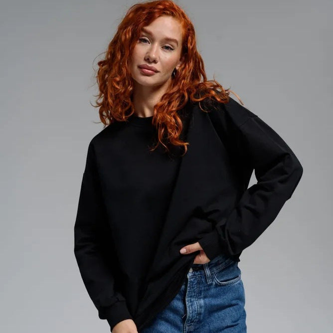 Black crew neck sweatshirt with long sleeves and ribbed cuffs, relaxed fit