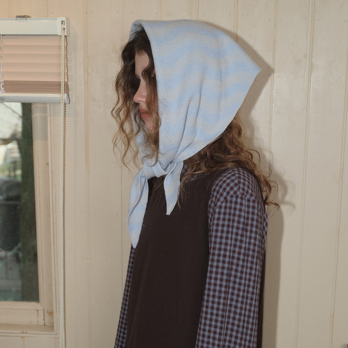 Triangle knit scarf with wavy light-blue stripes