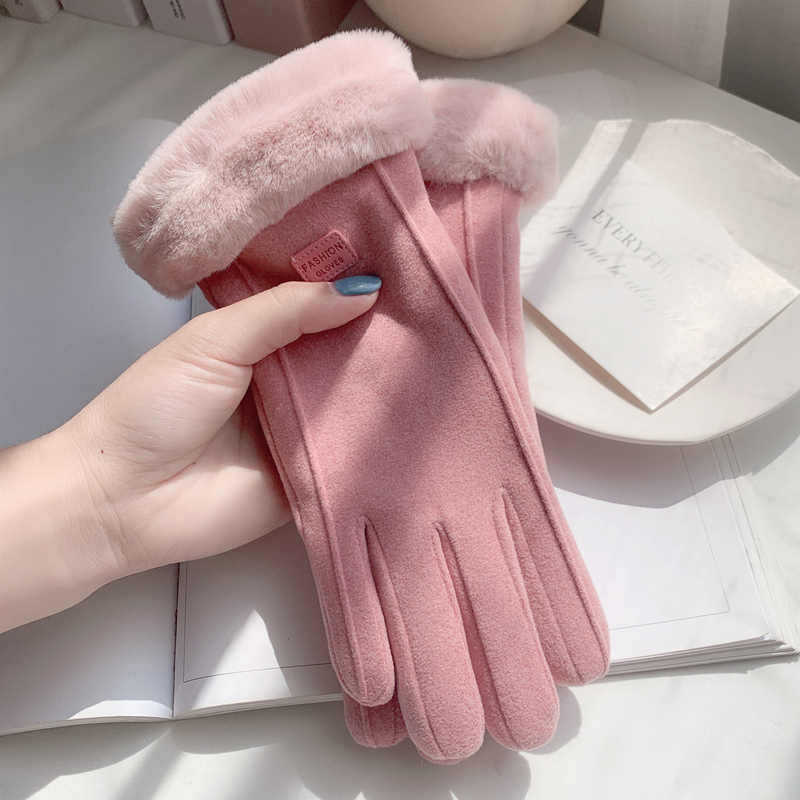 Women’s pink winter gloves with fleece lining and thick padded fingers