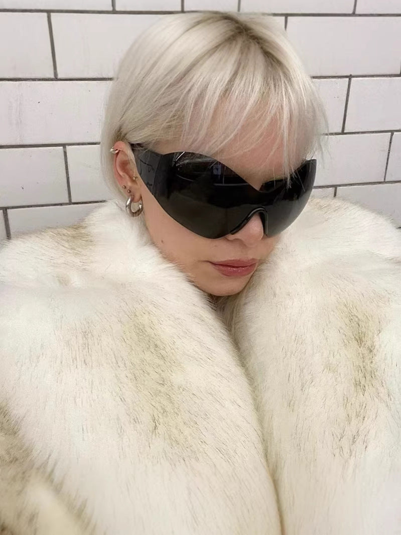 Women's cream faux fur coat collar with pointed lapels and long sleeves.