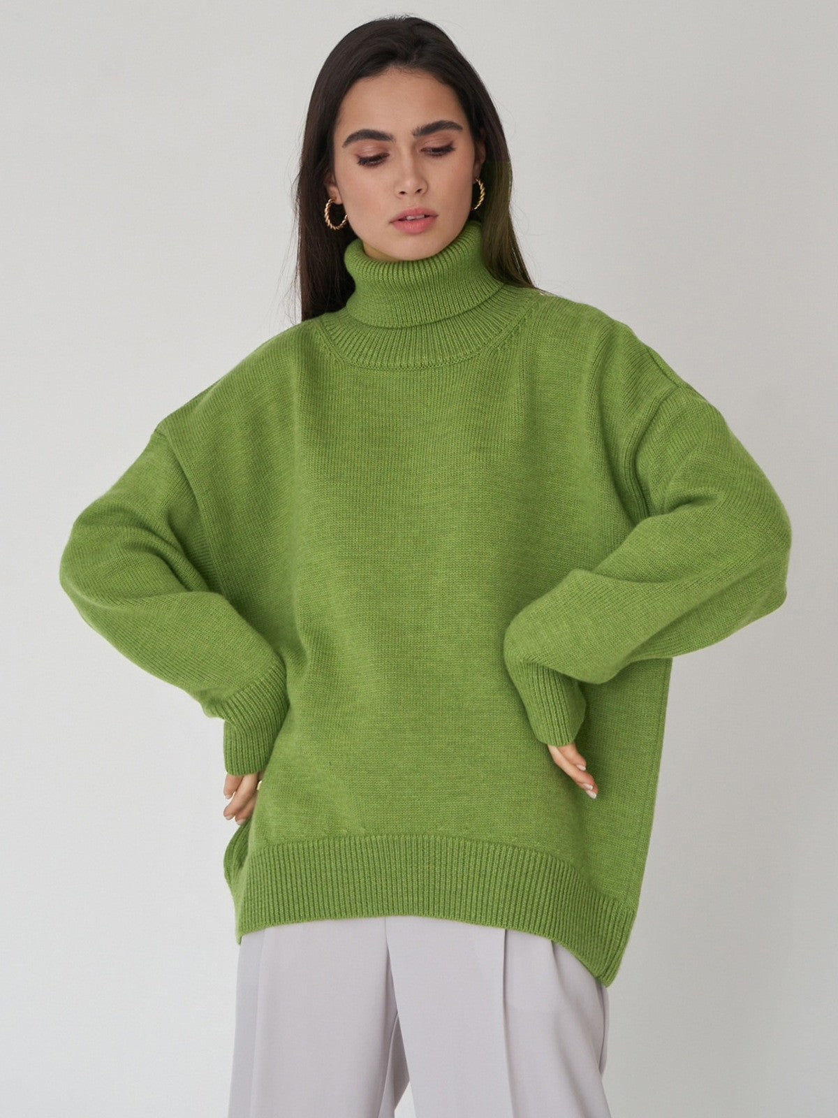Loose-fit turtleneck pullover sweater in bright green, long sleeves and ribbed hem