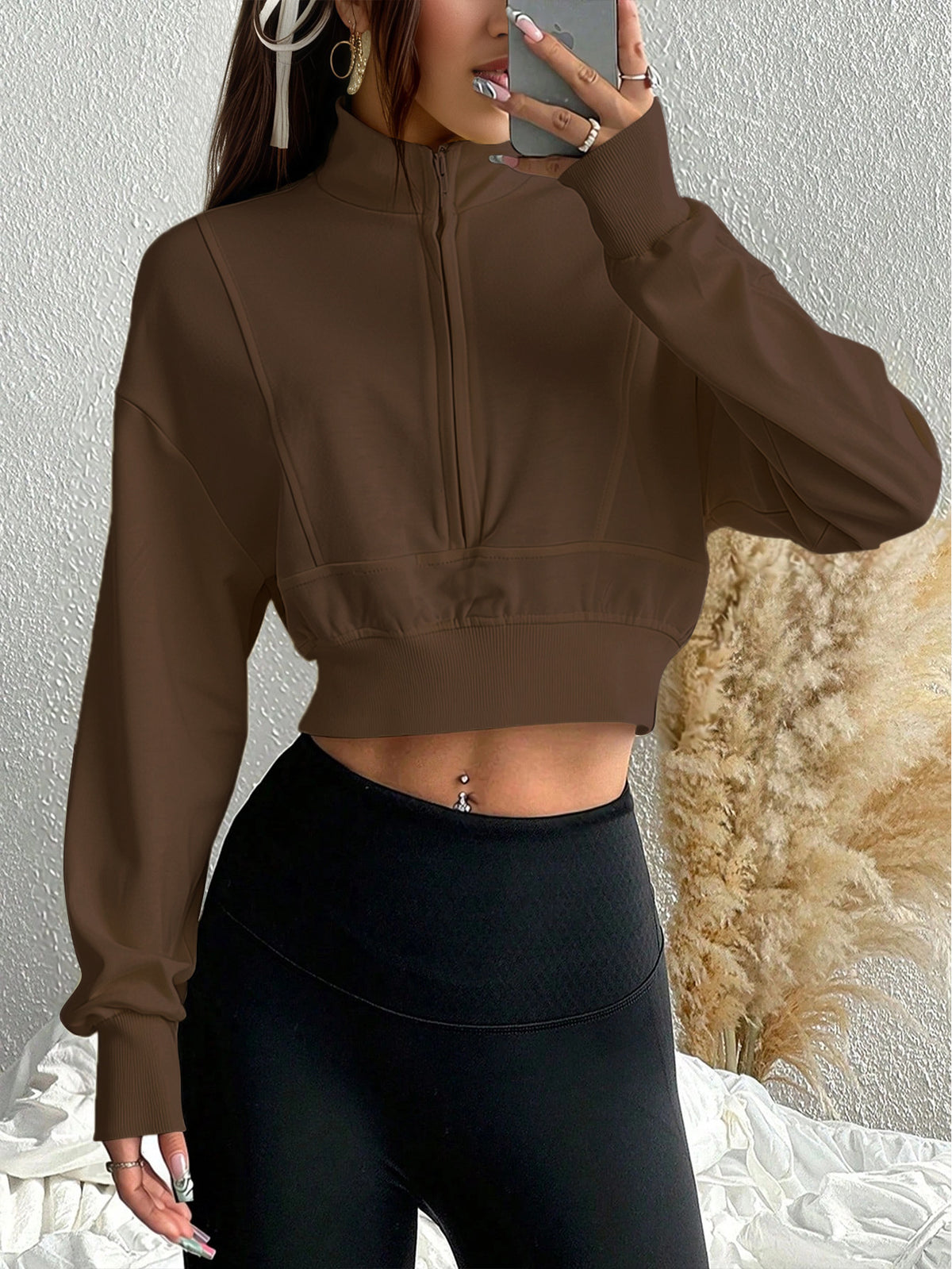 Dark brown cropped quarter-zip sweatshirt with stand collar and loose fit, long sleeves