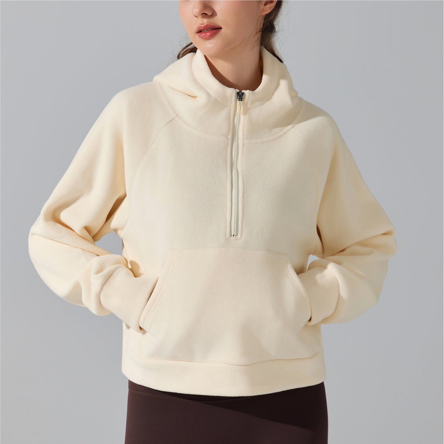 Fleece-lined half-zip sweatshirt with hood, light cream, long sleeves and front zip