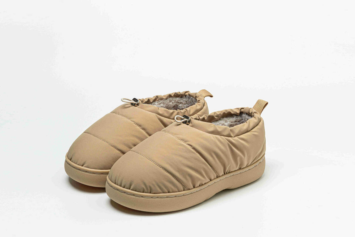 Men's beige quilted cotton slippers with fleece lining and metal eyelet strap