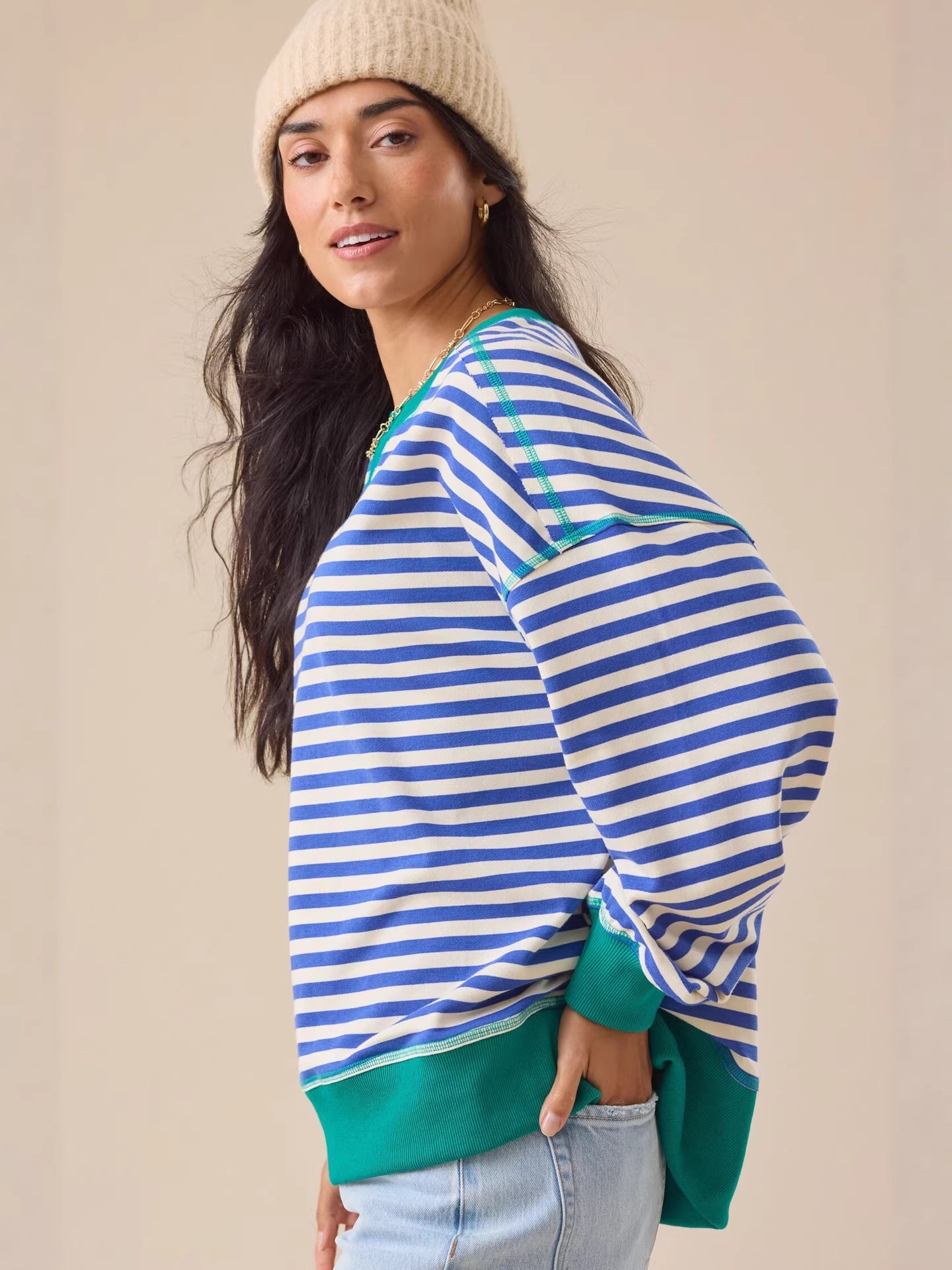 Blue and white striped loose sweatshirt, round neck, green cuff trim and hem band