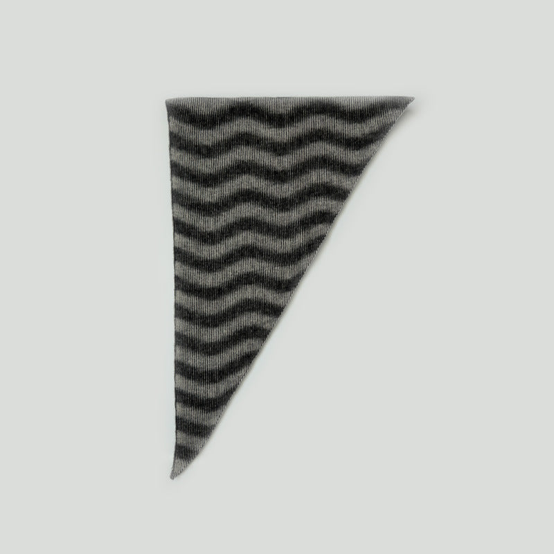 Triangle knit scarf, close-up, wavy stripes in dark gray and black