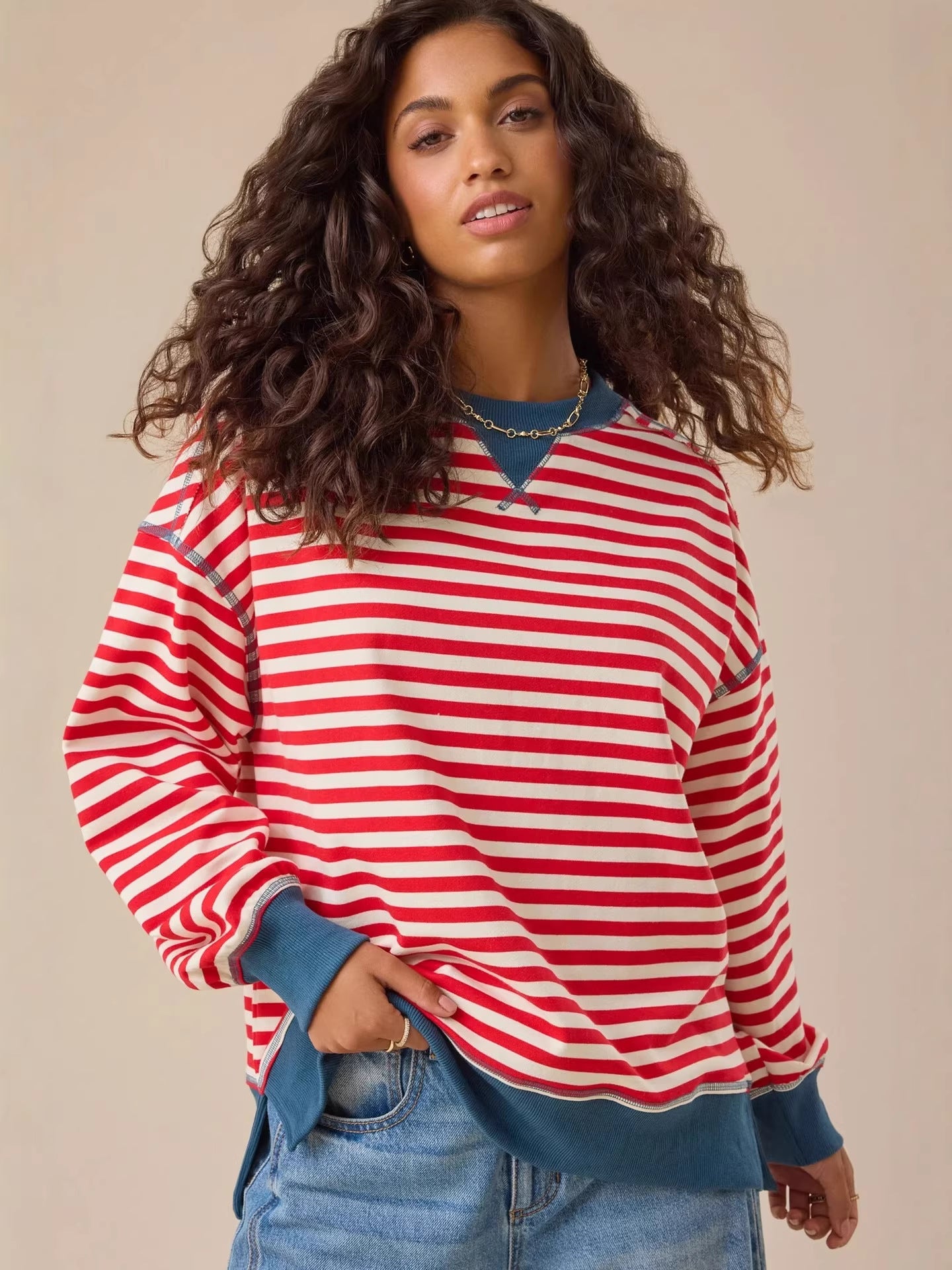 Red and white striped loose sweatshirt with round neck, blue cuffs and hem band